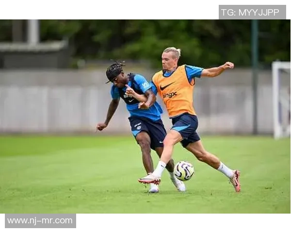 足球明星的全身照片展示他们的风采与魅力，感受足球场上的激情与荣耀